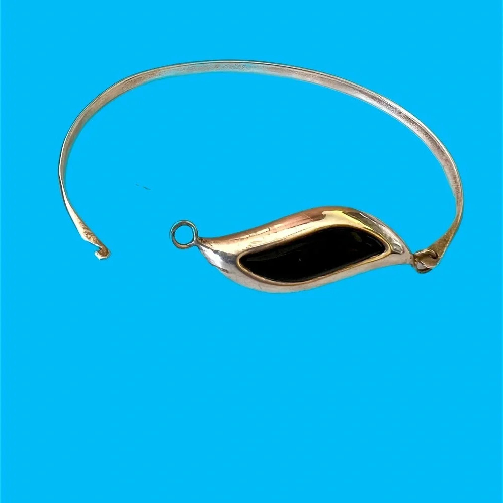 Black Onyx Sterling Silver Bracelet. Has markings. Dainty bracelet latch hook